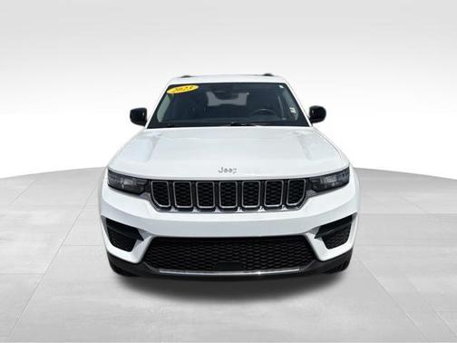 Bright White Clearcoat 2023 Jeep Grand Cherokee Laredo
