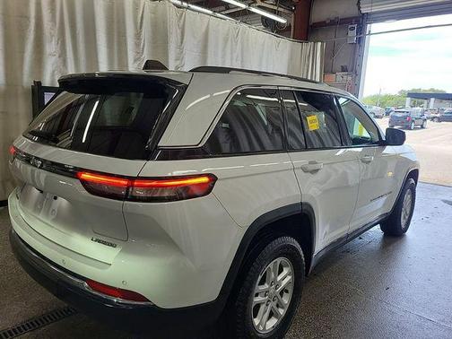 Bright White Clearcoat 2023 Jeep Grand Cherokee Laredo