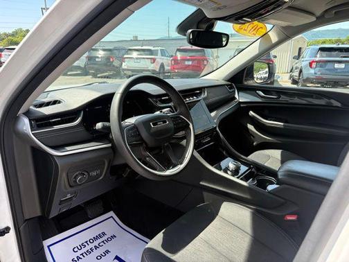 Bright White Clearcoat 2023 Jeep Grand Cherokee Laredo