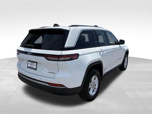 Bright White Clearcoat 2023 Jeep Grand Cherokee Laredo
