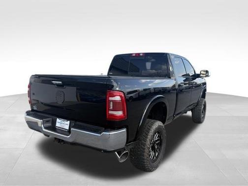 Diamond Black Crystal Pearlcoat 2022 RAM 2500 Laramie Crew Cab 4x4 6'4' Box