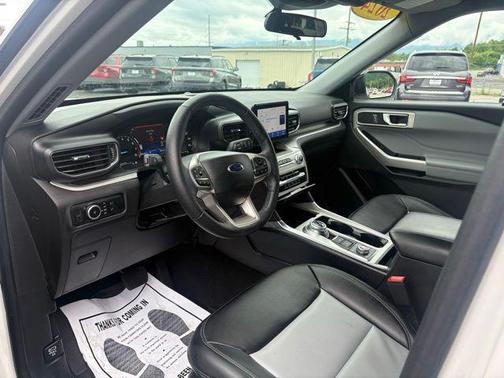 Star White Metallic Tri-Coat 2024 Ford Explorer XLT
