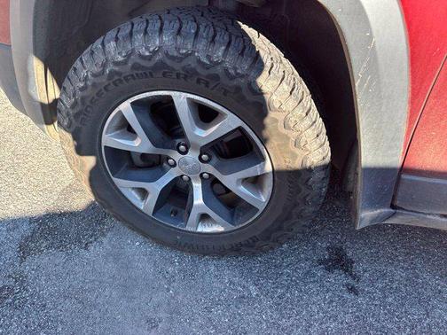 Brilliant Black Crystal Pearlcoat 2014 Jeep Cherokee Trailhawk