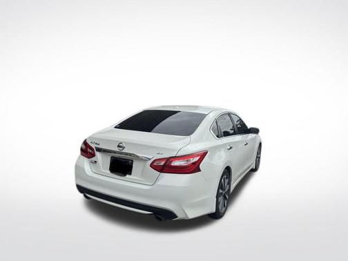 Pearl White 2017 Nissan Altima 2.5 SV