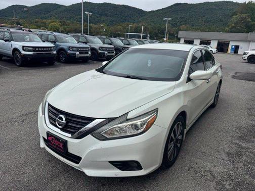 Pearl White 2017 Nissan Altima 2.5 SV