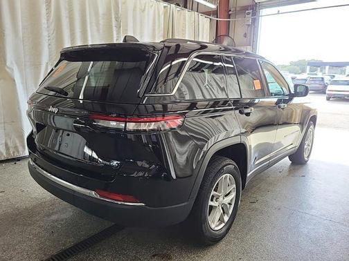 Diamond Black Crystal Pearlcoat 2023 Jeep Grand Cherokee Laredo