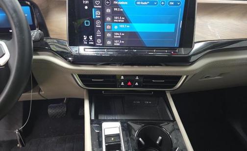 Pure White 2025 Volkswagen Atlas 2.0T SE w/Technology 4MOTION