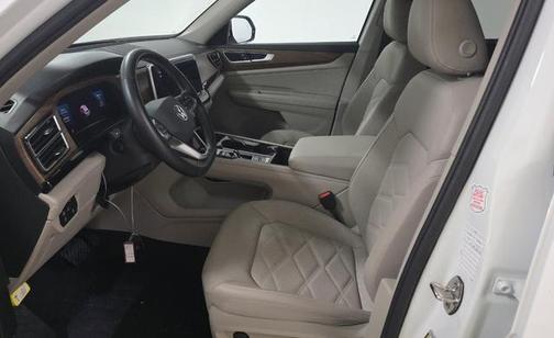 Pure White 2025 Volkswagen Atlas 2.0T SE w/Technology 4MOTION