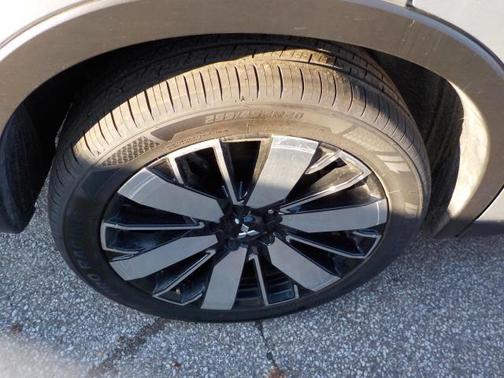 Alloy Silver Metallic 2025 Mitsubishi Outlander SE