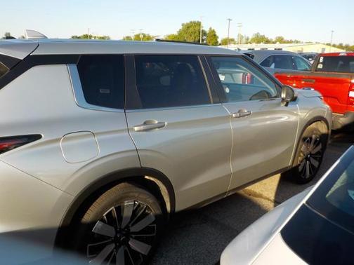 Alloy Silver Metallic 2025 Mitsubishi Outlander SE