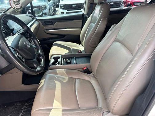 White Diamond Pearl 2018 Honda Odyssey Touring