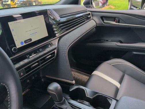 Ice Cap 2025 Toyota Camry SE