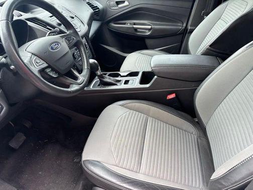 White Platinum Clearcoat Metallic 2017 Ford Escape SE