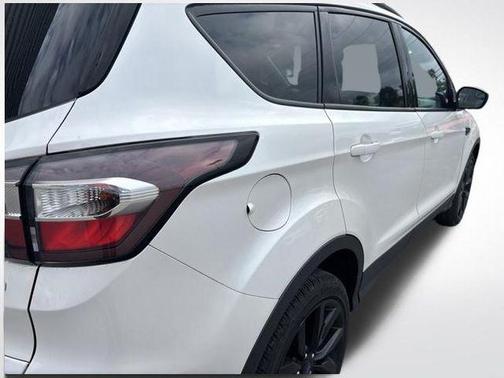 White Platinum Clearcoat Metallic 2017 Ford Escape SE