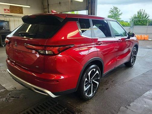 Red Diamond 2024 Mitsubishi Outlander SE