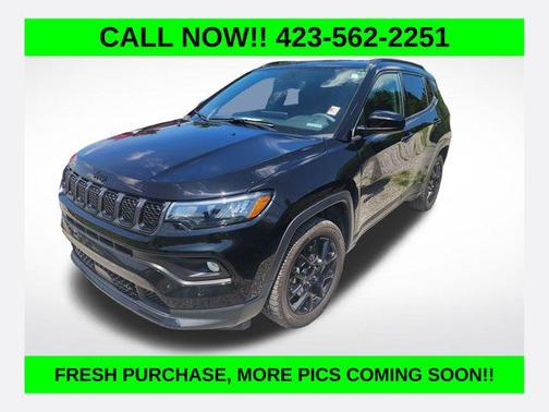 Diamond Black Crystal Pearlcoat 2024 Jeep Compass Latitude