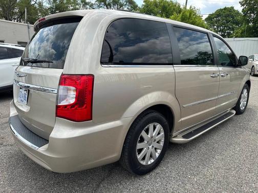 2016 Chrysler Town & Country Touring