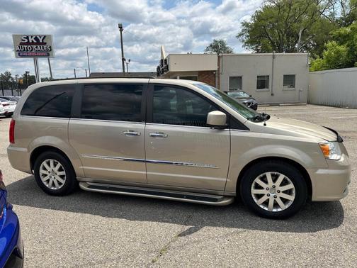 2016 Chrysler Town & Country Touring
