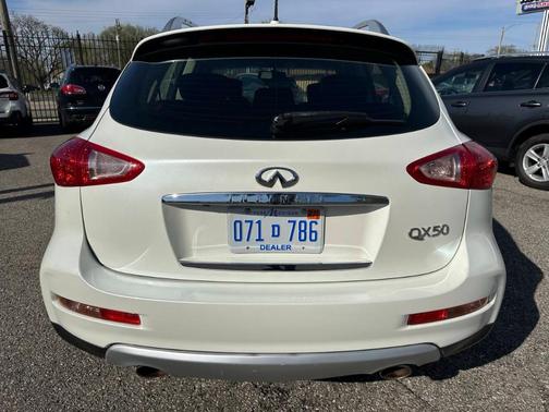 White 2017 INFINITI QX50 Base