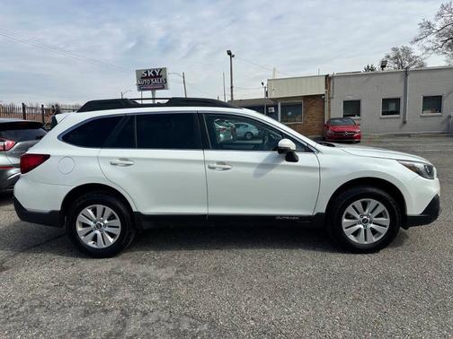 Crystal White Pearl 2018 Subaru Outback 2.5i Premium