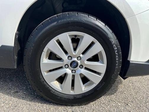 Crystal White Pearl 2018 Subaru Outback 2.5i Premium