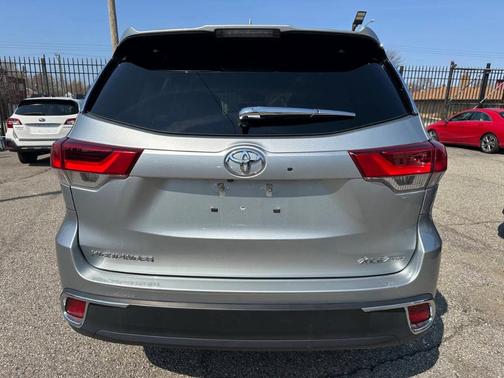 Silver 2018 Toyota Highlander XLE