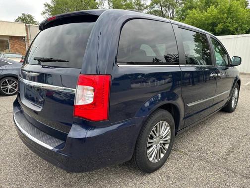 2014 Chrysler Town & Country Touring-L