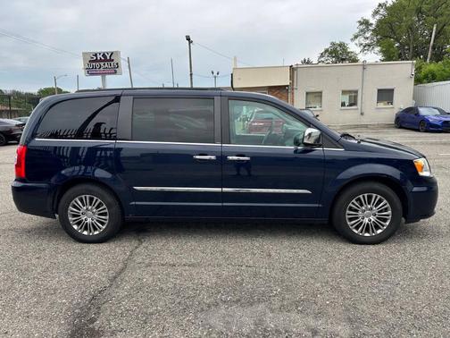 2014 Chrysler Town & Country Touring-L