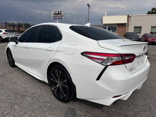 White 2020 Toyota Camry SE