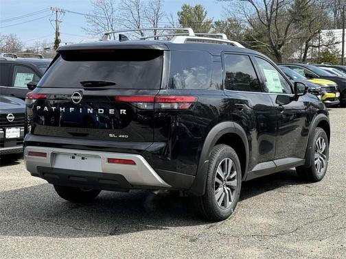 2025 Nissan Pathfinder SL