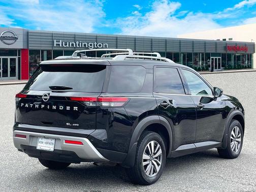 2024 Nissan Pathfinder SL