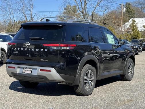 2025 Nissan Pathfinder SL
