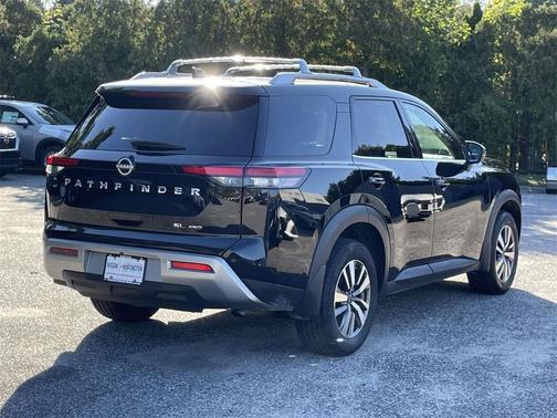 2024 Nissan Pathfinder SL