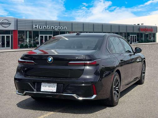 Black Sapphire Metallic 2024 BMW 740 i xDrive