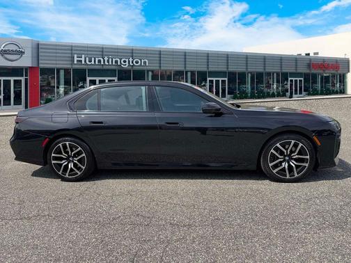 Black Sapphire Metallic 2024 BMW 740 i xDrive