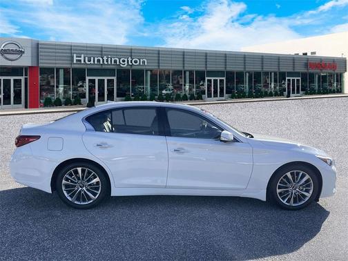 2023 INFINITI Q50 LUXE