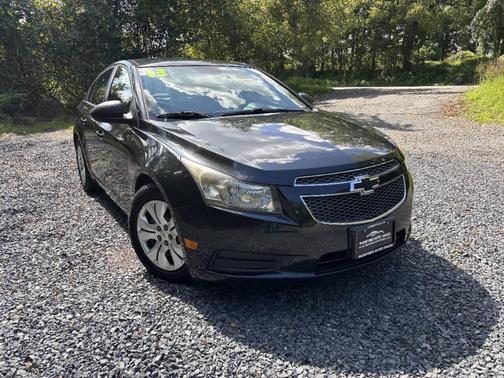 Black 2013 Chevrolet Cruze LS