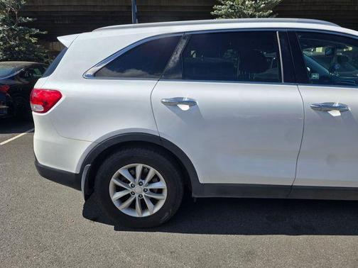 Snow White Pearl 2018 Kia Sorento LX