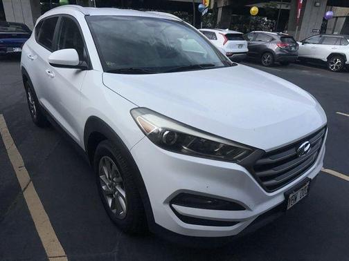 Dazzling White 2016 Hyundai TUCSON SE