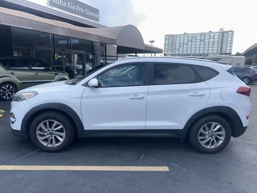 Dazzling White 2016 Hyundai TUCSON SE