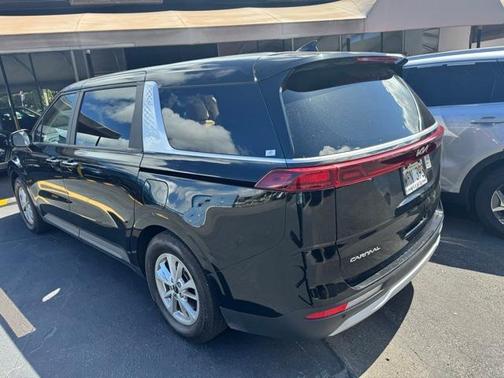 2023 Kia Carnival LX
