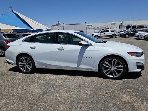 Summit White 2024 Chevrolet Malibu 2LT