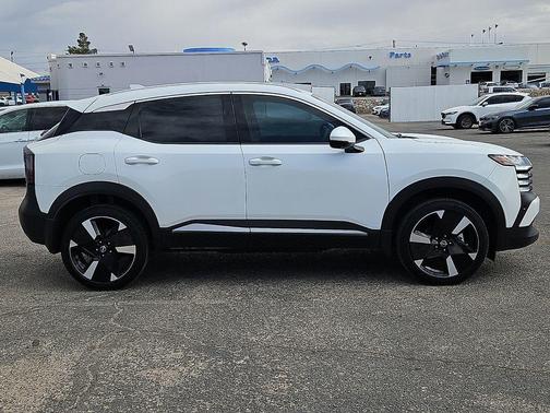 Aspen White Tri 2025 Nissan Kicks SR