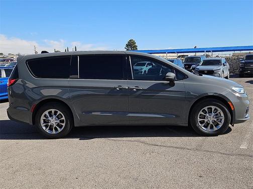 2023 Chrysler Pacifica Touring-L