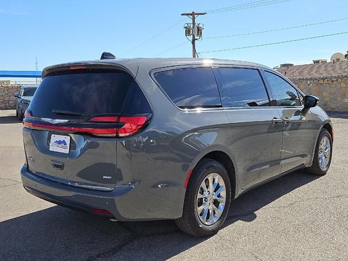 2023 Chrysler Pacifica Touring-L