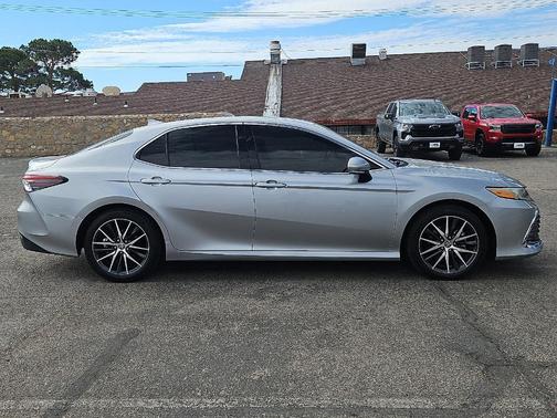 2022 Toyota Camry Hybrid XLE