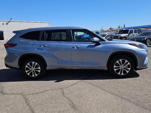 Moon Dust 2023 Toyota Highlander XLE