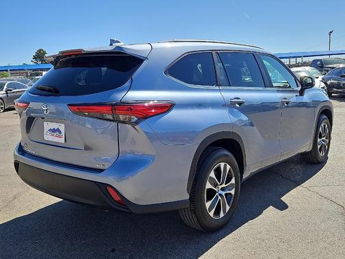 Moon Dust 2023 Toyota Highlander XLE