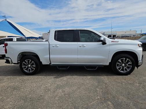 Iridescent Pearl Tricoat 2021 Chevrolet Silverado 1500 LT