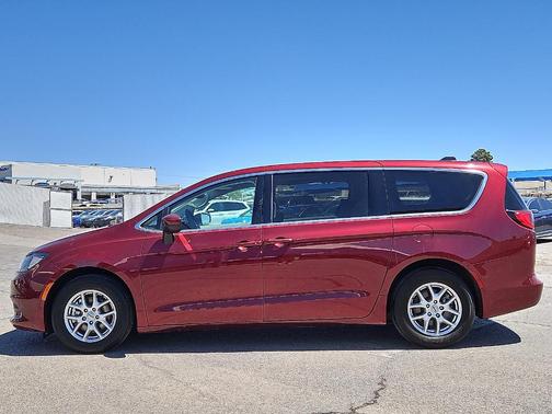 2023 Chrysler Voyager LX